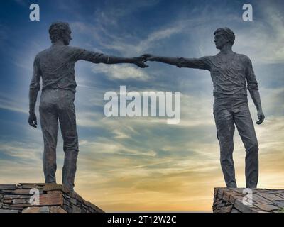 Hands Across the Divide - une sculpture sur le côté ouest du pont Craigavon à Derry  Londonderry, ni Banque D'Images