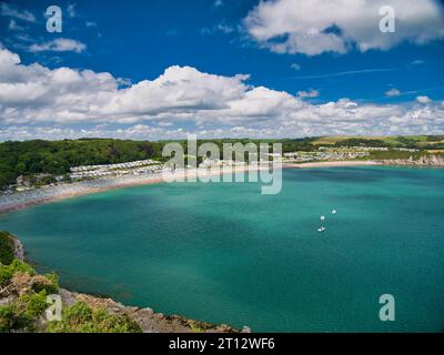 Hébergement en caravane touristique à Lydstep Beach près de Tenby dans le Pembrokeshire, pays de Galles, Royaume-Uni. Pris sur une journée calme et ensoleillée en été, avec un ciel bleu et la mer. Banque D'Images