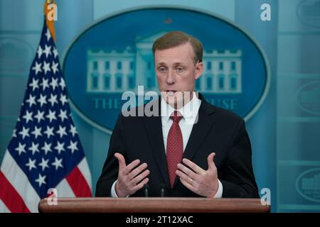 Washington, Vereinigte Staaten. 10 octobre 2023. Le conseiller à la sécurité nationale des États-Unis, Jake Sullivan, participe au briefing quotidien à la Maison Blanche à Washington, DC, le 10 octobre 2023. Crédit : Chris Kleponis/CNP/dpa/Alamy Live News Banque D'Images