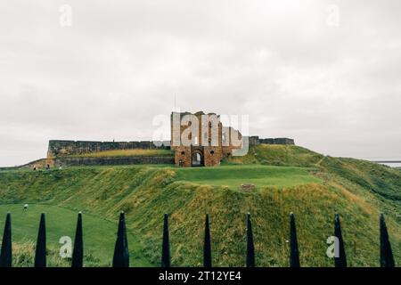 Ruines du château de Tynemouth et du prieuré. Un monastère médiéval à Tynemouth, sur la côte du nord-est de l'Angleterre, Royaume-Uni. Photo de haute qualité Banque D'Images