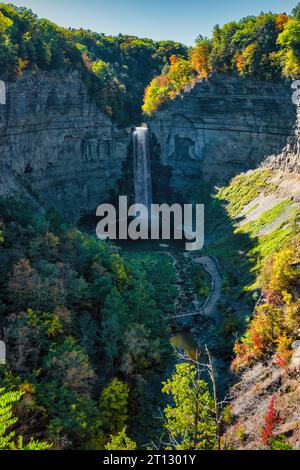 Parc d'État de Taughannock Falls près d'Ithaca, région des Finger Lakes, New York, États-Unis en automne. Banque D'Images