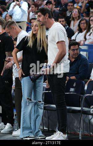 Mishel Gerzig et Thibaut courtois des Dallas Mavericks lors du match d'exposition entre Dallas Mavericks et Real Madrid au WiZink Center en octobre Banque D'Images