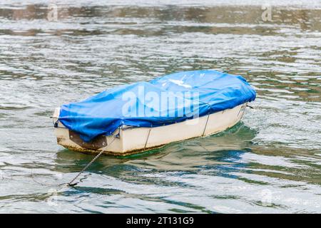 Petit bateau de pêche avec filet de pêche et équipement, bateau à moteur ou voilier flottant Banque D'Images
