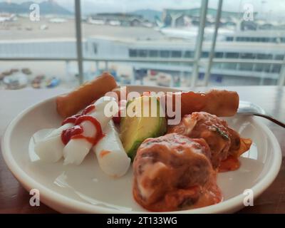 boulettes de viande avec légumes et dessert de riz sur l'assiette pour manger Banque D'Images