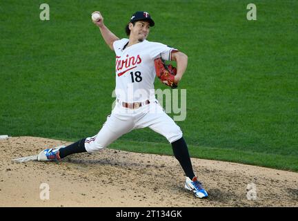 Minneapolis, États-Unis. 10 octobre 2023. Le lanceur de secours des Twins du Minnesota Kenta Maeda lance la sixième manche contre les Astros de Houston dans le troisième match d’une série de division de la Ligue américaine MLB au Target Field à Minneapolis le mardi 10 octobre 2023. Photo de Craig Lassig/UPI crédit : UPI/Alamy Live News Banque D'Images