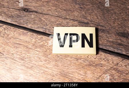 Création de protocoles Internet VPN pour protéger un réseau privé. texte sur un autocollant lumineux sur votre bureau. Banque D'Images