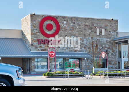 Houston, Texas, États-Unis 09-24-2023. Extérieur et parking du centre commercial Target à Houston, Texas. Grande chaîne de vente au détail américaine fondée en 1902. Banque D'Images