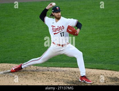 Minneapolis, États-Unis. 10 octobre 2023. Le lanceur de secours des Twins du Minnesota Bailey Ober lance en neuvième manche contre les Astros de Houston dans le troisième match d’une série de division de la Ligue américaine MLB au Target Field à Minneapolis le mardi 10 octobre 2023. Photo de Craig Lassig/UPI crédit : UPI/Alamy Live News Banque D'Images