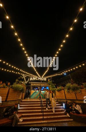 Londres, Royaume-Uni : le bar extérieur du pub Anchor sur Bankside à Southwark. Les gens descendent les marches. Banque D'Images