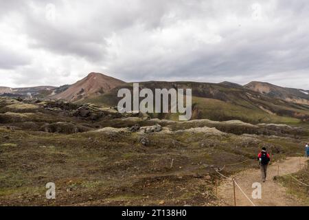 Sentier pédestre, randonnée au sommet du mont. Brennisteinsalda à Landmannalaugar, un endroit dans la réserve naturelle islandaise de Fjallabak dans les Highlands. Banque D'Images