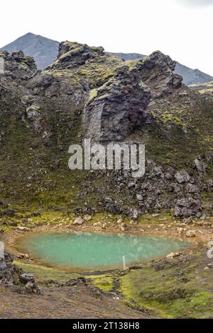 Landmannalaugar, un endroit dans la réserve naturelle islandaise de Fjallabak dans les Highlands. La région est largement connue pour ses sources chaudes géothermiques naturelles. Banque D'Images