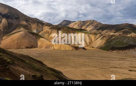 Montagnes multicolores vues à Landmannalaugar, un endroit dans la réserve naturelle islandaise de Fjallabak dans les Highlands. Banque D'Images