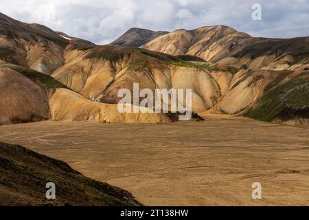 Montagnes multicolores vues à Landmannalaugar, un endroit dans la réserve naturelle islandaise de Fjallabak dans les Highlands. Banque D'Images