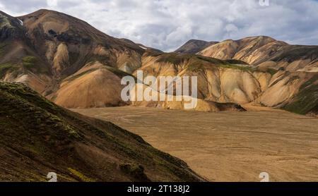 Montagnes multicolores vues à Landmannalaugar, un endroit dans la réserve naturelle islandaise de Fjallabak dans les Highlands. Banque D'Images