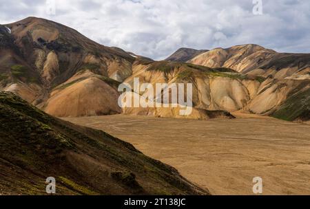 Montagnes multicolores vues à Landmannalaugar, un endroit dans la réserve naturelle islandaise de Fjallabak dans les Highlands. Banque D'Images