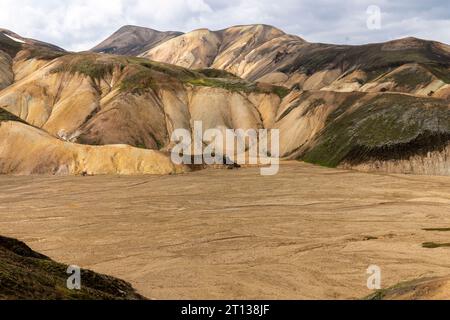 Montagnes multicolores vues à Landmannalaugar, un endroit dans la réserve naturelle islandaise de Fjallabak dans les Highlands. Banque D'Images