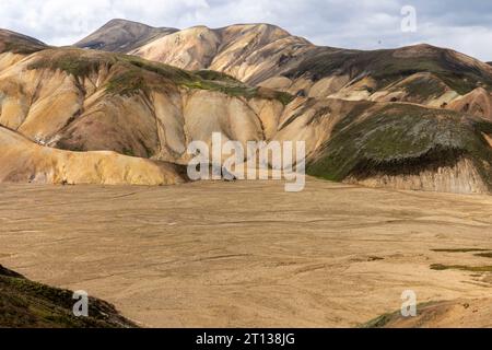 Montagnes multicolores vues à Landmannalaugar, un endroit dans la réserve naturelle islandaise de Fjallabak dans les Highlands. Banque D'Images