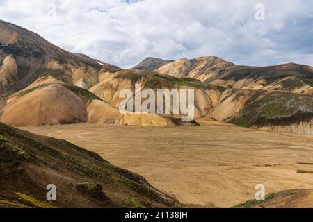 Montagnes multicolores vues à Landmannalaugar, un endroit dans la réserve naturelle islandaise de Fjallabak dans les Highlands. Banque D'Images