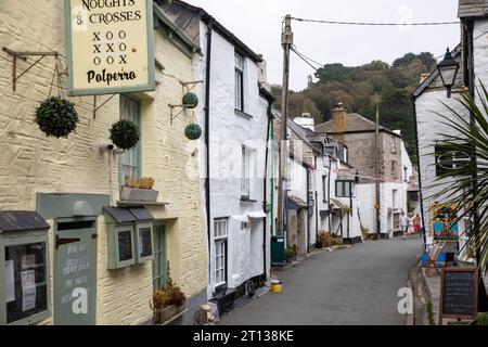 Septembre 2023, Polperro village de pêcheurs en Cornouailles et rues étroites du village avec des chalets de vacances, Angleterre, Royaume-Uni Banque D'Images