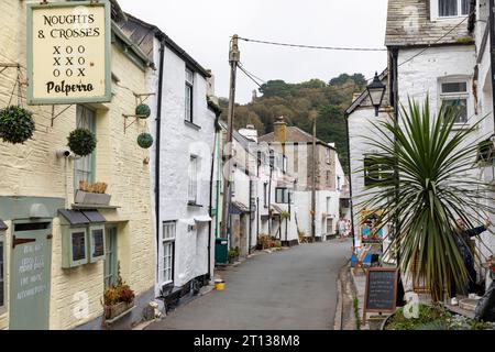 Septembre 2023, Polperro village de pêcheurs en Cornouailles et rues étroites du village avec des chalets de vacances, Angleterre, Royaume-Uni Banque D'Images