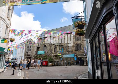 Falmouth centre-ville Cornwall avec banderole colorée répartie sur la rue de l'église, Cornwall, Angleterre Banque D'Images