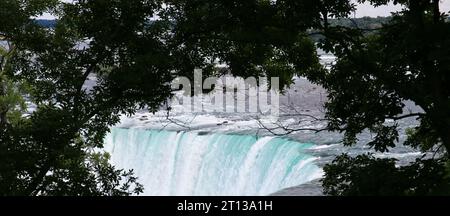 Vue regardant à travers les arbres aux chutes de Niagara Falls de l'Ontario Canada. Banque D'Images