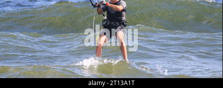 Gros plan d'un homme de kite surf dans un océan Atlantique rude à Gilgo Beach sur long Island. Banque D'Images