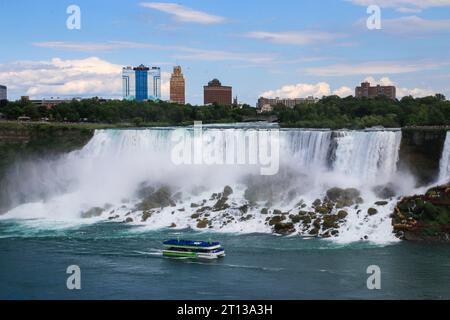 Le bateau de croisière Maid of the Mist en face du voile américain et nuptial tombe avec des touristes sur le dessus du bateau et le long du bord de la mariée Banque D'Images