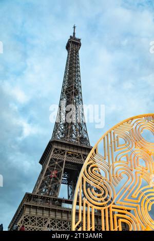 TOUR EIFFEL AVEC LE COMPTE À REBOURS AVANT LA CÉRÉMONIE D'OUVERTURE DE LA SCULPTURE DES JEUX OLYMPIQUES DE PARIS 2024, INSTALLÉE DANS LE PORT DE LA BOURD Banque D'Images