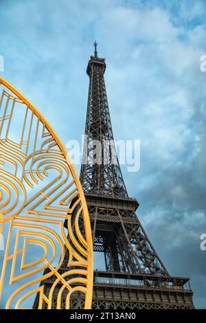 TOUR EIFFEL AVEC LE COMPTE À REBOURS AVANT LA CÉRÉMONIE D'OUVERTURE DE LA SCULPTURE DES JEUX OLYMPIQUES DE PARIS 2024, INSTALLÉE DANS LE PORT DE LA BOURD Banque D'Images