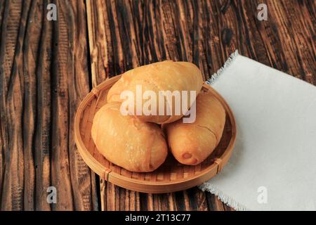 Kue Molen Pisang, pâte à pain avec remplissage de banane et frit profond sur la table en bois Banque D'Images