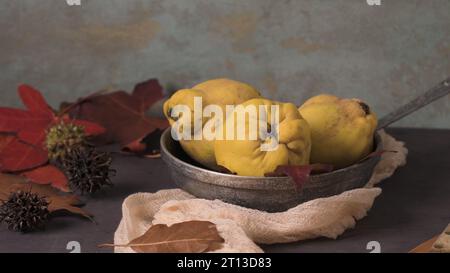 Coing fruits et marmelade dans un bol en céramique sur le dessus de table. Banque D'Images