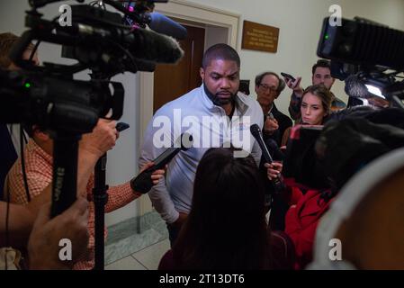 Le représentant des États-Unis Byron Donalds Republican of Florida répond aux questions de la presse après une réunion avec d'autres représentants de Floride concernant la présidence le mardi 10 octobre 2023 dans le bâtiment de bureau Rayburn House. Copyright : xAnnabellexGordonx/xCNPx/MediaPunchx crédit : Imago/Alamy Live News Banque D'Images