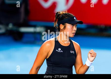 Hong Kong, Chine. 10 octobre 2023. Eudice Chong, de Hong Kong Chine, joue lors du 1e tour du main Draw en simple contre Priscilla Hon, d'Australie, le quatrième jour du Prudential Hong Kong tennis Open 2023 au Hong Kong Victoria Park tennis Stadium. Score final ; Priscilla Hon 2:1 Eudice Chong. Crédit : SOPA Images Limited/Alamy Live News Banque D'Images