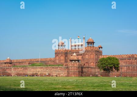 Fort rouge ou Lal Qila avec drapeau indien. Site du patrimoine mondial de l'UNESCO Banque D'Images