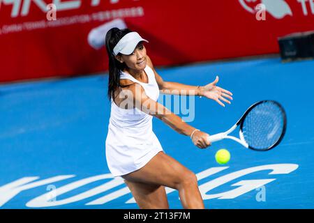 Hong Kong, Chine. 10 octobre 2023. Priscilla Hon, d'Australie, joue lors du 1e tour du main Draw contre Eudice Chong, de Hong Kong Chine, le quatrième jour du Prudential Hong Kong tennis Open 2023 au Hong Kong Victoria Park tennis Stadium. Score final ; Priscilla Hon 2:1 Eudice Chong. (Photo Ben Lau/SOPA Images/Sipa USA) crédit : SIPA USA/Alamy Live News Banque D'Images