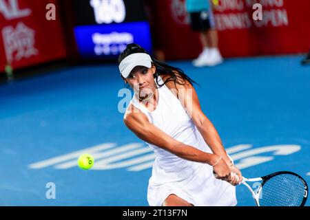 Hong Kong, Chine. 10 octobre 2023. Priscilla Hon, d'Australie, joue lors du 1e tour du main Draw contre Eudice Chong, de Hong Kong Chine, le quatrième jour du Prudential Hong Kong tennis Open 2023 au Hong Kong Victoria Park tennis Stadium. Score final ; Priscilla Hon 2:1 Eudice Chong. (Photo Ben Lau/SOPA Images/Sipa USA) crédit : SIPA USA/Alamy Live News Banque D'Images