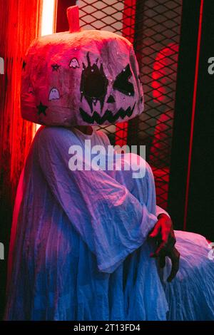 Personne effrayante Jack O Lantern. Nuit avec lumières rouges et bleues Banque D'Images