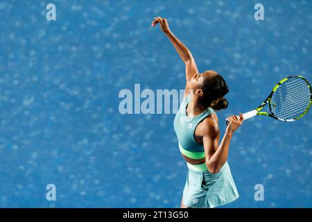 Hong Kong, Chine. 10 octobre 2023. Leylah Fernandez, du Canada, vu en action lors du 1e tour du tirage principal en simple contre Victoria Azarenka, de Biélorussie, au quatrième jour du Prudential Hong Kong tennis Open 2023 au Victoria Park tennis Stadium de Hong Kong. Victoria Azarenka a pris sa retraite du match pour des raisons médicales. PHKTO 2023 Singles main Draw 1e tour - Victoria Azarenka v. Leylah Fernandez Fernandez a remporté une victoire de 2-6, 6-3-1. Crédit : SOPA Images Limited/Alamy Live News Banque D'Images