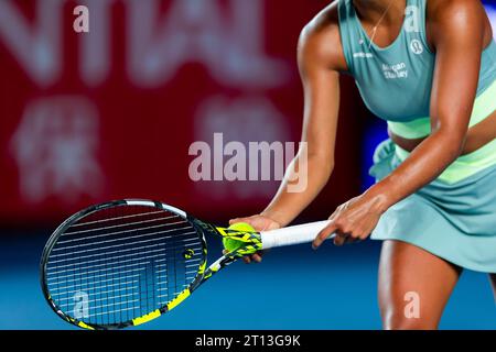 Hong Kong, Chine. 10 octobre 2023. Leylah Fernandez, du Canada, vu en action lors du 1e tour du tirage principal en simple contre Victoria Azarenka, de Biélorussie, au quatrième jour du Prudential Hong Kong tennis Open 2023 au Victoria Park tennis Stadium de Hong Kong. Victoria Azarenka a pris sa retraite du match pour des raisons médicales. PHKTO 2023 Singles main Draw 1e tour - Victoria Azarenka v. Leylah Fernandez Fernandez a remporté une victoire de 2-6, 6-3-1. (Photo Ben Lau/SOPA Images/Sipa USA) crédit : SIPA USA/Alamy Live News Banque D'Images