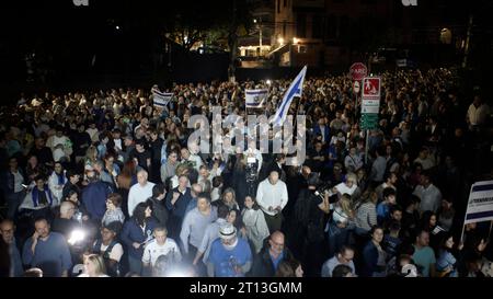 1 janvier 2014 : les gens assistent à un rassemblement en soutien à Israël organisé par la Fédération israélienne de Sao Paulo, à Sao Paulo, Brésil, le 10 octobre 2023. Des centaines de militants du Hamas ont attaqué Israël samedi, la fête juive de Simchat Torah, dans un assaut qui a eu lieu 50 ans après le déclenchement de la guerre israélo-arabe de 1973. Israël a déclaré la guerre au Hamas dimanche et a depuis déclenché des milliers de frappes aériennes sur les positions de la milice. (Image de crédit : © Cris Faga/ZUMA Press Wire) USAGE ÉDITORIAL SEULEMENT! Non destiné à UN USAGE commercial ! Banque D'Images