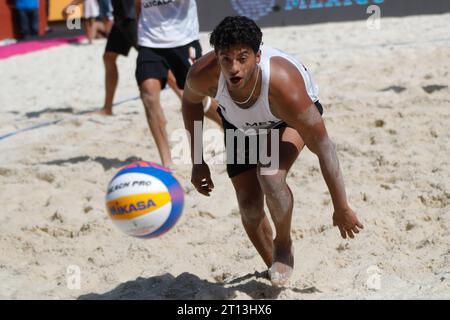 Tlaxcala, Mexique. 10 octobre 2023. 10 octobre 2023, Tlaxcala, Mexique : Miguel Sarabia du Mexique concourt contre l'équipe des États-Unis lors du match de coupe du monde de Beach volley masculin entre les États-Unis et le Mexique. Le 10 octobre 2023 à Tlaxcala, Mexique. (Photo d'Essene Hernandez/ crédit : EYEPIX Group/Alamy Live News Banque D'Images