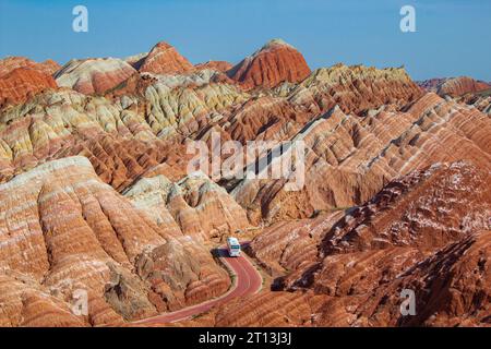 Route sinueuse à travers les montagnes colorées de l'arc-en-ciel. Paysage de la Chine sur la route de la soie. Magnifique coucher de soleil au parc géologique national de Zhangye Danxia, Gan Banque D'Images