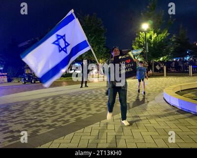 Sandy Springs, Géorgie, États-Unis. 10 octobre 2023. Un juif persan agite fièrement un drapeau israélien lors d'un rassemblement communautaire en soutien à Israël. (Image de crédit : © Sue Dorfman/ZUMA Press Wire) USAGE ÉDITORIAL SEULEMENT! Non destiné à UN USAGE commercial ! Banque D'Images