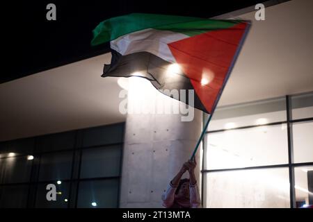 Bogota, Colombie. 10 octobre 2023. Les partisans de la Palestine se rassemblent devant l'ambassade d'Israël à Bogota, en Colombie, en brandissant des drapeaux et des banderoles palestiniens, le 10 octobre 2023. Photo : CHEPA Beltran/long Visual Press crédit : long Visual Press/Alamy Live News Banque D'Images
