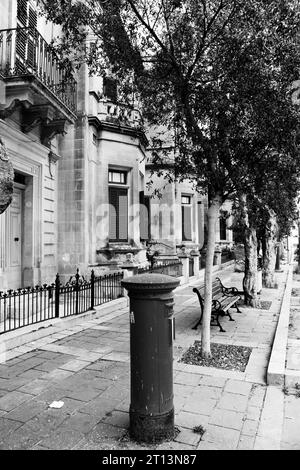 Les rues de la Valette en noir et blanc Banque D'Images