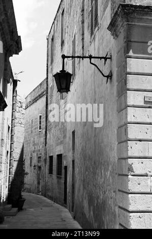 Les rues de la Valette en noir et blanc Banque D'Images