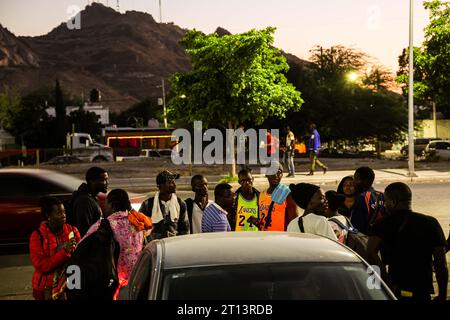 Les migrants africains sont bloqués à Hermosillo Sonora Mexique en transit vers les États-Unis. Citoyens sénégalais à la gare routière de Tufesa. La société de transport leur a refusé la vente de billets de camion faute de documents prouvant leur identité. (© photo Luis Gutierrez by NortePhoto.com) migrantes africanos quedan varados en Hermosillo Sonora Mexico en transito hacia Estados Unidos. ciudadanos Senegal en la estacion de autobuses Tufesa . La empresa de transporte les ha negado la venta de boletos de camiones dedido falta de documentos que acrediten su identidad.. (© photo Luis Gutierrez par Banque D'Images