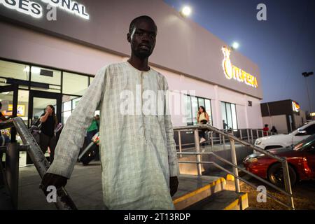 Les migrants africains sont bloqués à Hermosillo Sonora Mexique en transit vers les États-Unis. Citoyens sénégalais à la gare routière de Tufesa. La société de transport leur a refusé la vente de billets de camion faute de documents prouvant leur identité. (© photo Luis Gutierrez by NortePhoto.com) migrantes africanos quedan varados en Hermosillo Sonora Mexico en transito hacia Estados Unidos. ciudadanos Senegal en la estacion de autobuses Tufesa . La empresa de transporte les ha negado la venta de boletos de camiones dedido falta de documentos que acrediten su identidad.. (© photo Luis Gutierrez par Banque D'Images