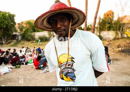 Les migrants africains sont bloqués à Hermosillo Sonora Mexique en transit vers les États-Unis. Citoyens sénégalais à la gare routière de Tufesa. La société de transport leur a refusé la vente de billets de camion faute de documents prouvant leur identité. (© photo Luis Gutierrez by NortePhoto.com) migrantes africanos quedan varados en Hermosillo Sonora Mexico en transito hacia Estados Unidos. ciudadanos Senegal en la estacion de autobuses Tufesa . La empresa de transporte les ha negado la venta de boletos de camiones dedido falta de documentos que acrediten su identidad.. (© photo Luis Gutierrez par Banque D'Images